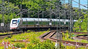 Ein ICE 4 hat auf der Fahrt von Berlin nach Hamburg den Bahnhof Wittenberge passiert. Die Bahnstrecke Hamburg – Berlin soll ab August ...