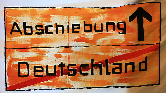 Ein Protest-Transparent hängt am 18.10.2013 in Hamburg bei einer Pressekonferenz einer Flüchtlingsgruppe in einem Fenster.