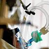 Ein Patient wird auf einer Intensivstation künstlich beatmet.
