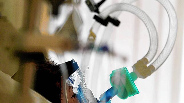 Ein Patient wird auf einer Intensivstation künstlich beatmet.