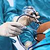 Ein Arzt operiert einen Patienten am Knie. Auch hier ist nicht jede OP wirklich nötig, meint Werner Bartens.