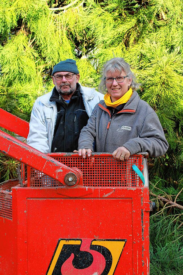 Franz-Xaver Biedermann (l.) und Astrid Wochner bringen Hackschnitzel und Heu zum Baumwipfel-Nest. Bild: Ladwig
