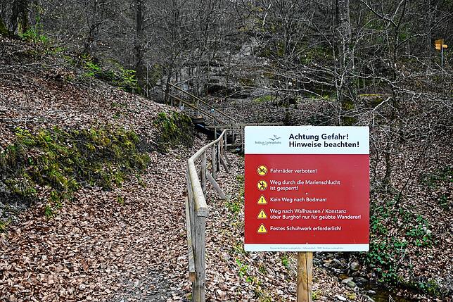 Wer vom Schiff kommt, hat direkt dieses Schild vor sich, das auf die Lage an der Marienschlucht hinweist.