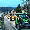Traktoren fahren am 8. Januar aus Protest gegen die Abschaffung der Steuerbegünstigungen für Land- und Forstwirtschaft im Korso auf der ...