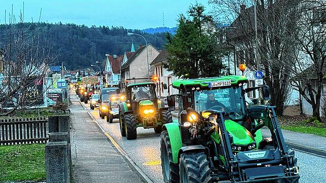 Traktoren fahren am 8. Januar aus Protest gegen die Abschaffung der Steuerbegünstigungen für Land- und Forstwirtschaft im Korso auf der ...
