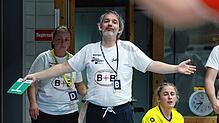 Allensbachs Trainer Martin Gerstenecker, hier in der Partie gegen den TSV Haunstetten im Oktober, kann es nicht fassen: Sein Team ...