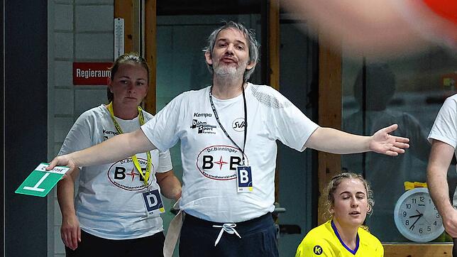 Allensbachs Trainer Martin Gerstenecker, hier in der Partie gegen den TSV Haunstetten im Oktober, kann es nicht fassen: Sein Team ...