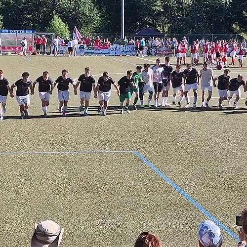Die SG Hölzebruck feiert den Pokalsieg