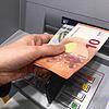 Eine Frau hebt in einer Bankfiliale in Höchenschwand (Landkreis Waldshut) Geld ab. (Aufnahme vom 28.10.2022) Bild: Juliane Schlichter