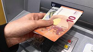 Eine Frau hebt in einer Bankfiliale in Höchenschwand (Landkreis Waldshut) Geld ab. (Aufnahme vom 28.10.2022) Bild: Juliane Schlichter