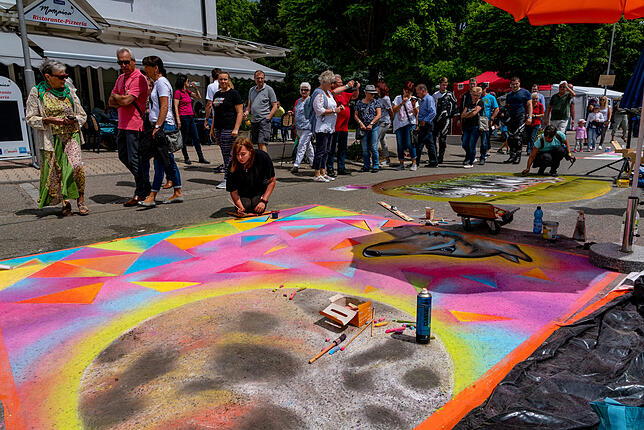 Die Künstler tauchen die Hauptstraße beim Blumberger Street Art Festival in leuchtende Farben. Bild: Hans-Jürgen Götz