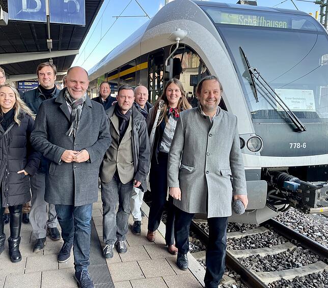 Pünktlich zum Fahrplanwechsel im Dezember wurde der neue Rhyhas offiziell in Betrieb genommen. Hier die Probefahrt mit geladenen Gästen ...