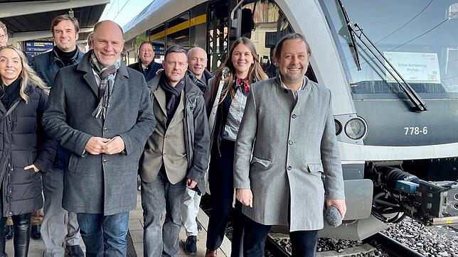 Pünktlich zum Fahrplanwechsel im Dezember wurde der neue Rhyhas offiziell in Betrieb genommen. Hier die Probefahrt mit geladenen Gästen ...