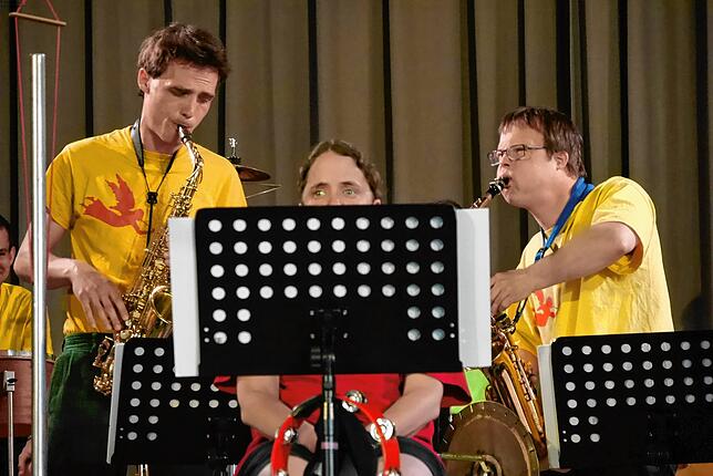 Die beiden Saxofonisten lieferten sich ein wunderbares Musikduell, bevor sie mit dem Orchester in Harmonie übergingen.