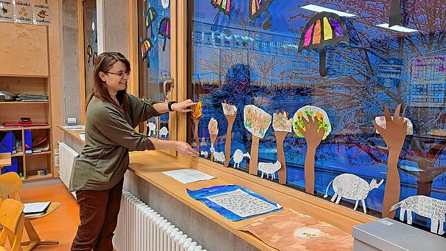 Monika Dannenberger arbeitet als Quereinsteigerin an der Grundschule Hotzenwald in Rickenbach (Landkreis Waldshut). Die Fensterbilder ...