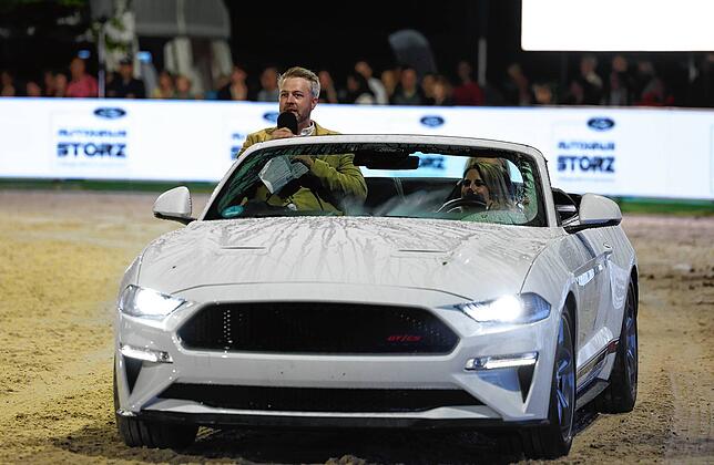 Bild 9: Tausende beim Showabend zur Eröffnung des Fest der Pferde 2024
