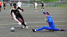 Abdoulie Mboob vom Türk. SV Singen umkurvt Gästetorhüter Aaron Gut und schiebt zum viel umjubelten 3:2 ein.