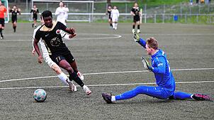 Abdoulie Mboob vom Türk. SV Singen umkurvt Gästetorhüter Aaron Gut und schiebt zum viel umjubelten 3:2 ein.