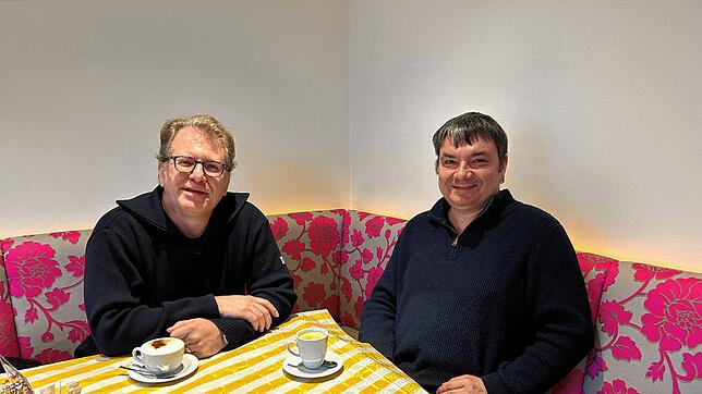 Carsten Priebe (links) spricht mit Mitarbeiter Ralf Göhrig über die Ereignisse rund um die Schlacht vom Rafzer Feld.