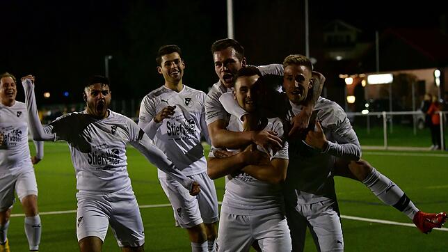 Jubel beim FC Wittlingen: Der Spitzenreiter rettete mit dem 3:3 beim VfB Waldshut seinen Fünf-Punkte-Vorsprung in die Winterpause. Hier ...