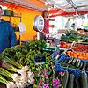 Sonja Zitlau (links) fährt zwei Mal die Woche mit ihren Produkten auf den Waldshuter Wochenmarkt.