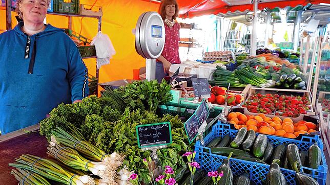 Sonja Zitlau (links) fährt zwei Mal die Woche mit ihren Produkten auf den Waldshuter Wochenmarkt.