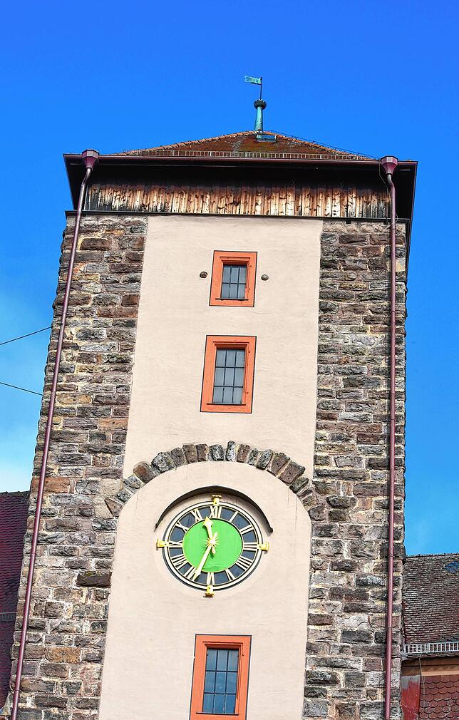 Blick auf den Wehrturm des Oberen Tors. Mit 22 Metern Höhe ist er der höchste der noch exisitierenden Tortürme von Villingen. Wie hoch ...