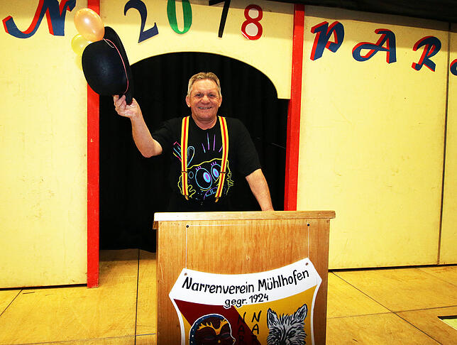Er nahm 2018 nach 44 Jahren auf der Bühne der Mühlhofer Narrenparade den Hut: Ehrenpräsident Sigi Burgermeister.