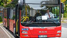 Einer von rund 120 Bussen im Waldshuter Tarifverbund, zu dem auch die SüdbadenBus gehört, am Waldshuter Busbahnhof. (Archivbild)