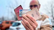 Drei Führerscheine, nur einer ist noch gültig &ndash; der in der Mitte. Die meisten Führerscheine müssen gegen fälschungssichere ...
