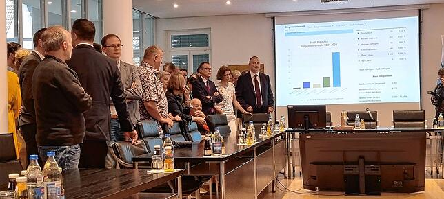 Großer Andrang im Hüfinger Ratssaal. Patrick Haas liegt vorne, die Besucher warten auf die letzten zwei Bezirke, die noch ausgezählt ...