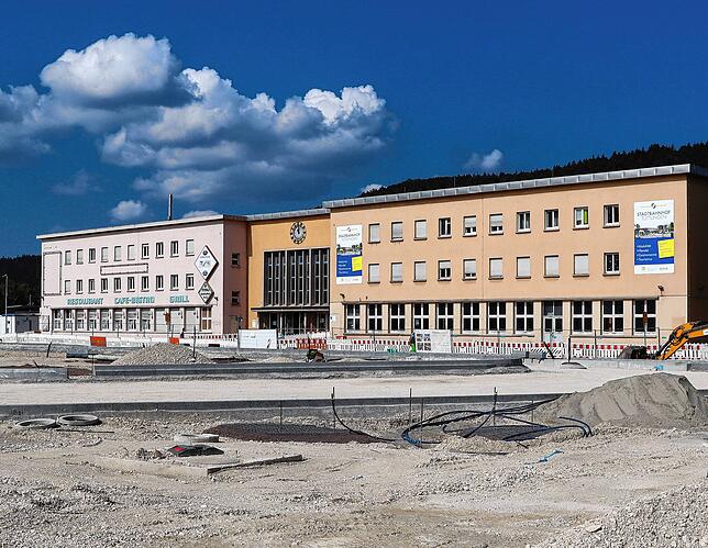 Im Umfeld des Bahnhofs Tuttlingen gab es Anfang August 2024 einen Raub und einen Trickdiebstahl. Jeweils verübt an zwei älteren Männern.
