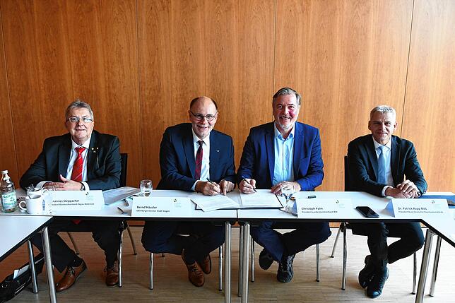 Singens Oberbürgermeister Bernd Häusler (zweiter von links) und der Präsident des Landesmusikverbands, Christoph Palm (dritter von ...