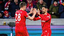 Freiburgs Vincenzo Grifo (r) jubelt nach seinem Tor zum 3:0 mit Freiburgs Matthias Ginter (l).