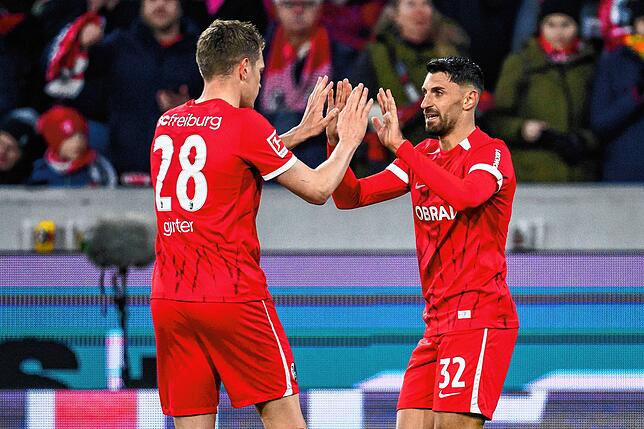 Freiburgs Vincenzo Grifo (r) jubelt nach seinem Tor zum 3:0 mit Freiburgs Matthias Ginter (l).