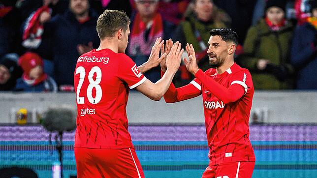 Freiburgs Vincenzo Grifo (r) jubelt nach seinem Tor zum 3:0 mit Freiburgs Matthias Ginter (l).