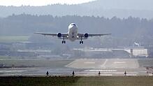Ein Flugzeug startet auf dem Flughafen Zürich. Ein neues Betriebsreglement soll künftig mehr Belastungen für Südbaden bringen, ...