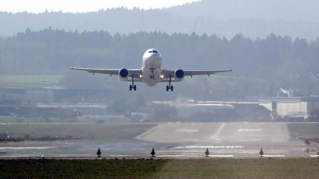 Ein Flugzeug startet auf dem Flughafen Zürich. Ein neues Betriebsreglement soll künftig mehr Belastungen für Südbaden bringen, ...