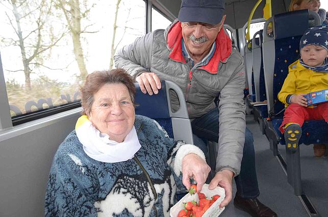 Frische Erdbeeren gefällig? Clemens Rid von der Umweltgruppe verteilt süße Früchte an die Fahrgäste – und Helga Stoppke greift zu.