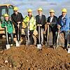 Beim ersten Spatenstich zum Neubaugebiet Bregenberg: Von links: Berthold Geyer (Gruppe 84), Achim Schmielau (Ingenieurbüro Spieth), ...