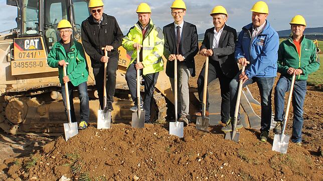 Beim ersten Spatenstich zum Neubaugebiet Bregenberg: Von links: Berthold Geyer (Gruppe 84), Achim Schmielau (Ingenieurbüro Spieth), ...