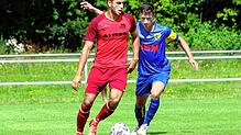 Hier versucht Jonas Renger (rechts, F.A.L.) den Walbertsweiler Angreifer Fabian Roth (links) vom Ball zu trennen.