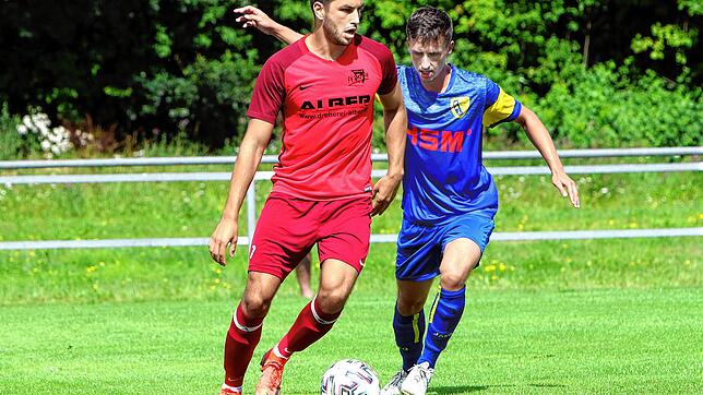 Hier versucht Jonas Renger (rechts, F.A.L.) den Walbertsweiler Angreifer Fabian Roth (links) vom Ball zu trennen.
