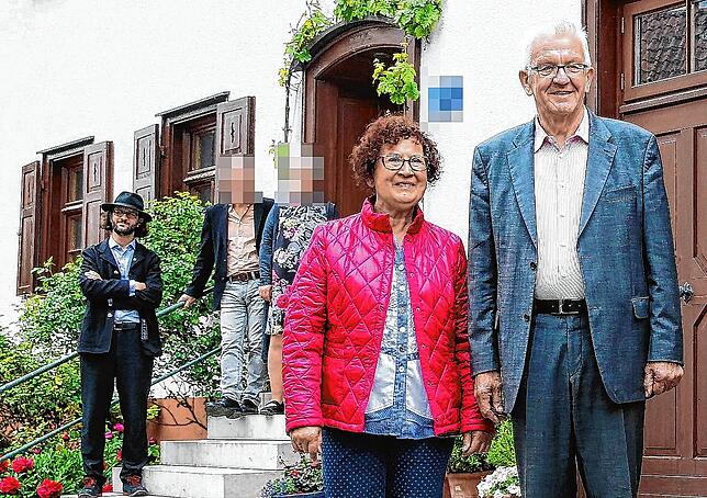 Gerlinde und Winfried Kretschmann vor ihrem Haus im Sigmaringer Ortsteil Laiz. Im Hintergrund Sohn Johannes.