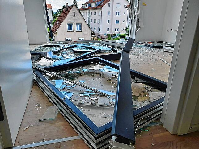 Einblick vom Ausmaß der Zerstörung auch innerhalb des nagelneuen Wohnkomplexes.