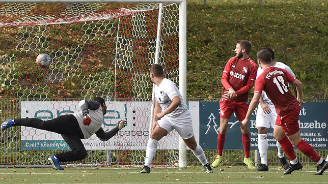 Die Wende: Nach dem 1:2 durch Niklas Exposito Gallardo (Nummer 13) keimte beim FC Bergalingen wieder Hoffnung auf. Der Tiengener Torwart ...