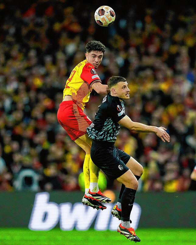 Neil El Aynaouin (l) von RC Lens gegen Maximilian Eggestein vom SC Freiburg.