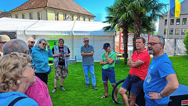 Südkurier-Redaktionsleiter Helmar Grupp (rechts) und Jens Neumann, Veranstalter des Markdorf Open Airs, begrüßen die 15 Gewinner hinter ...