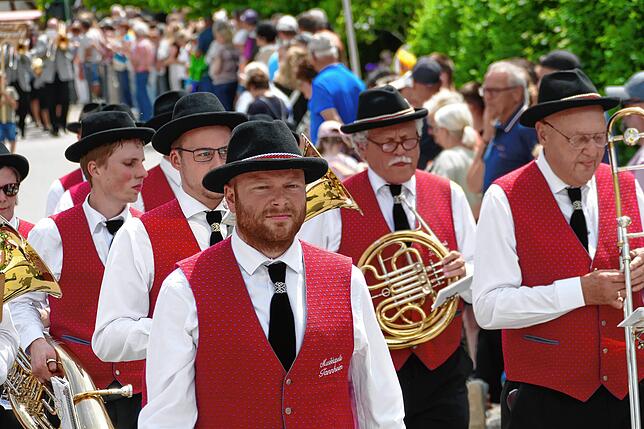 Bild 24: Jubiläumsumzug zum 175. Geburtstag der Musikkapelle Mundelfingen krönt vier stimmungsvolle Tage.