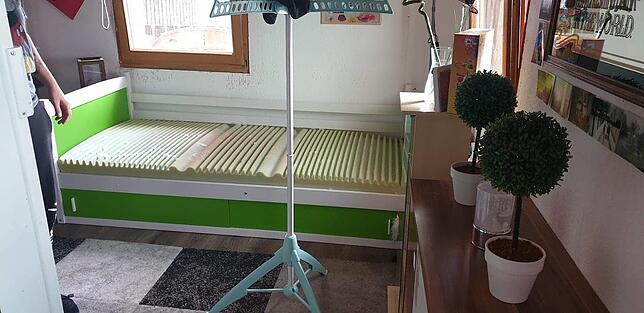 Hier schläft die zehnjährige Laura- viel Platz hat sie nicht, im Wohnzimmer leben auch ihre Mutter und ihre zwei Schwestern.